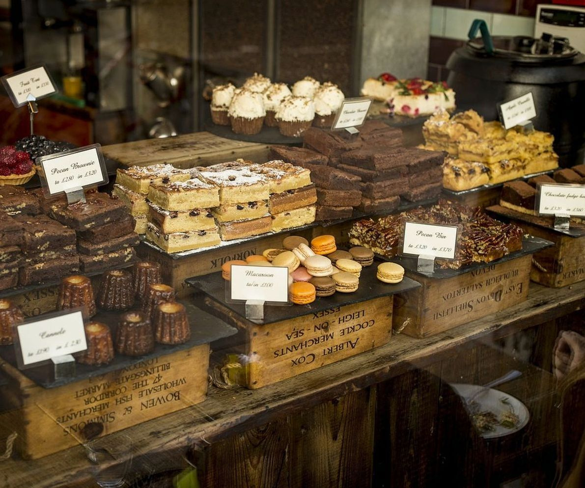 Vidriera llena de bombones de chocolate y caramelos artesanales