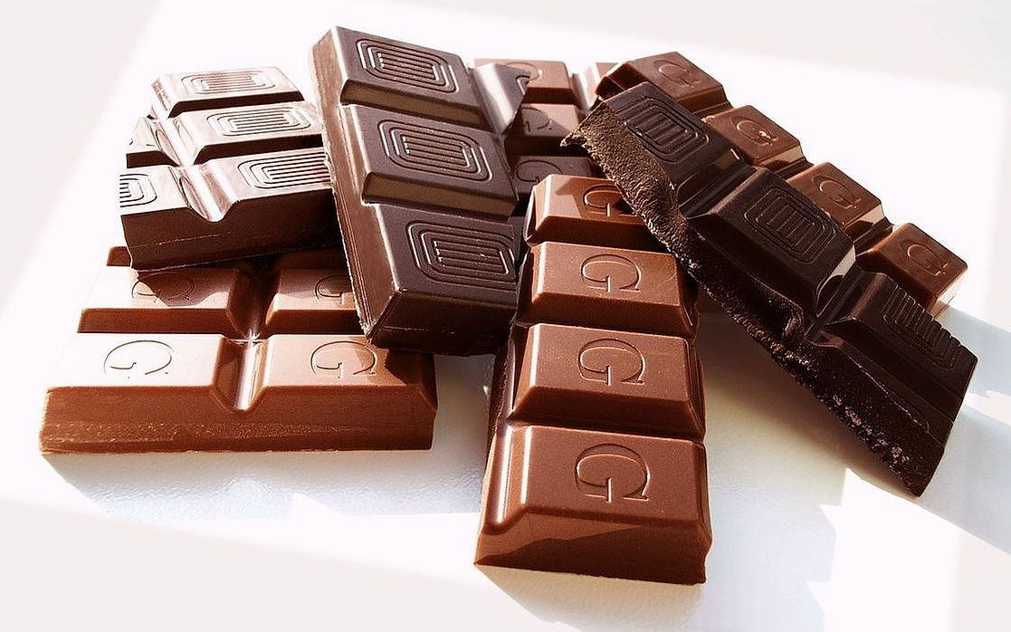 Una trufa negra con cacao en polvo