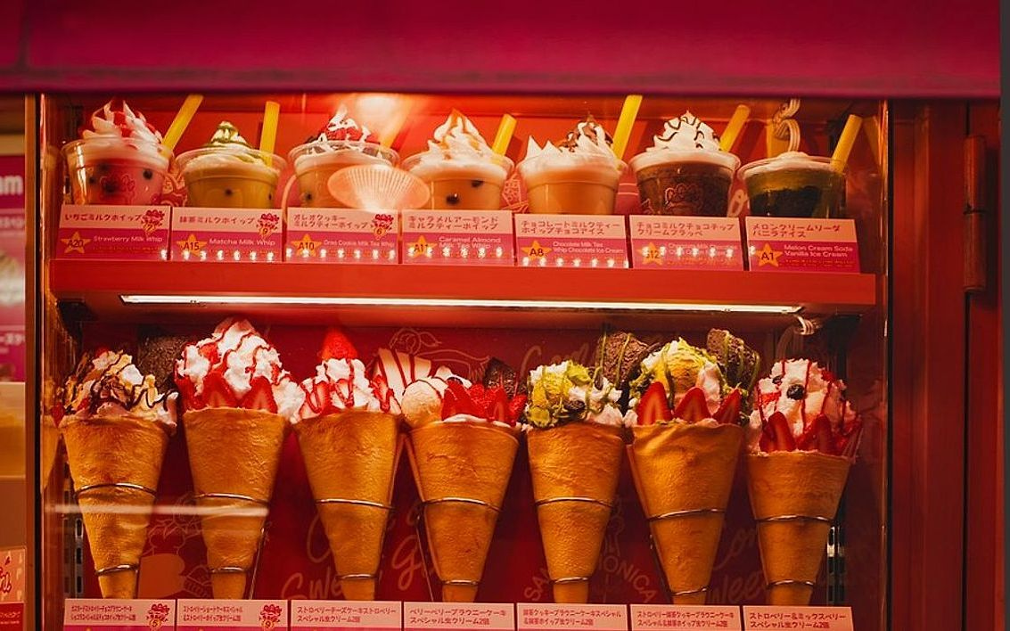 Un bombón de chocolate tibio en una taza